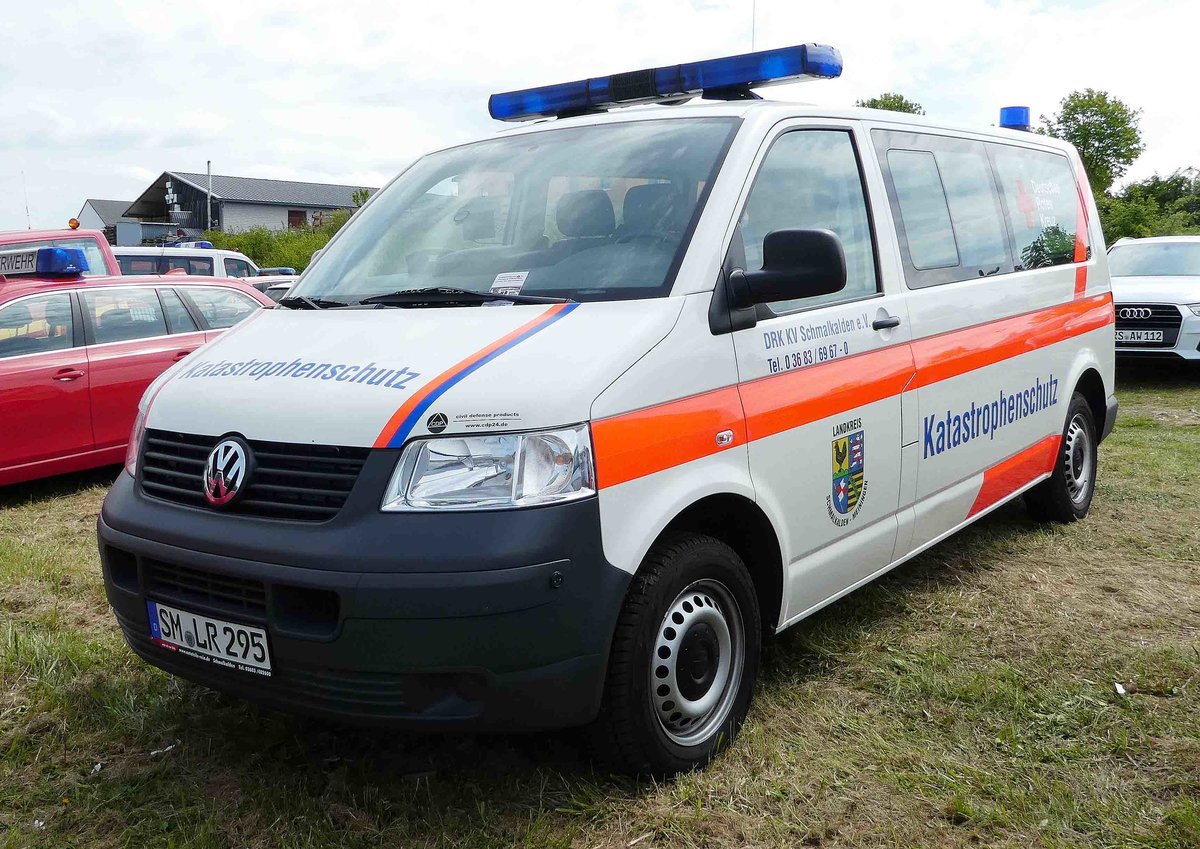 =VW T5 vom DRK KV SCHMALKALDEN, gesehen auf dem Parkplatz der RettMobil 2017 in Fulda, Mai 2017