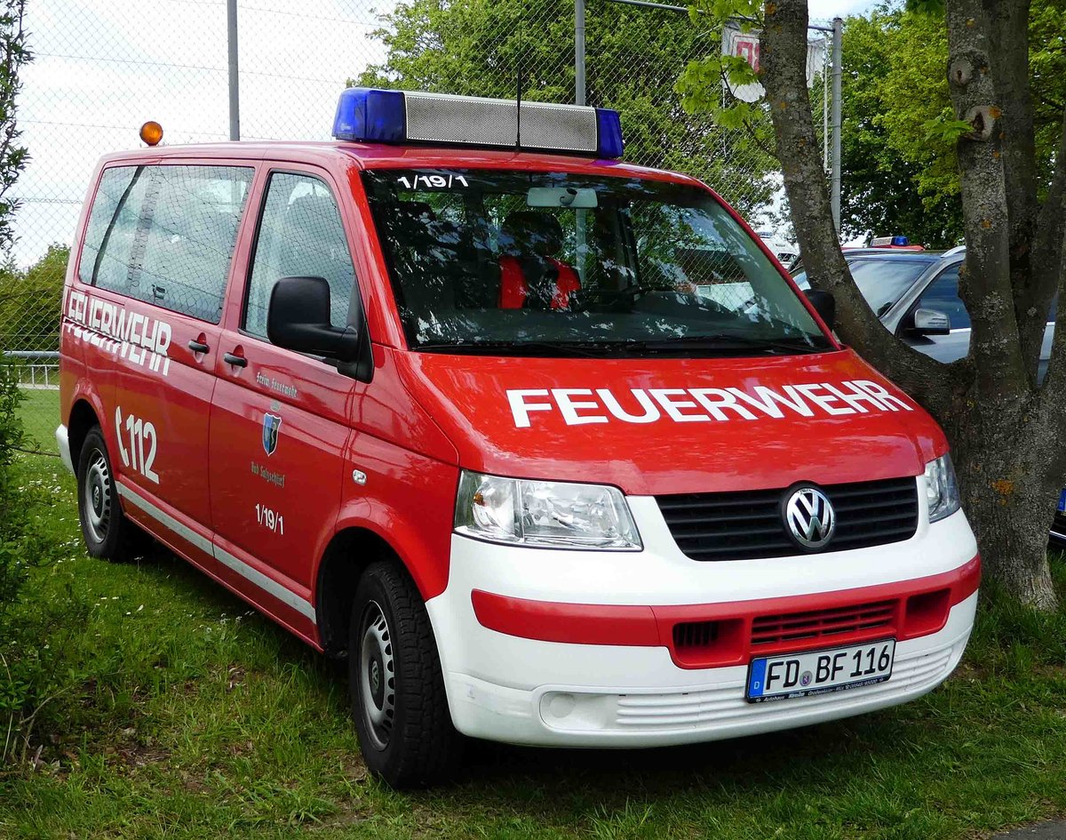 =VW T5 der Feuerwehr von BAD SALZSCHLIRF, gesehen auf dem Parkplatz der RettMobil 2017 in Fulda - Mai 2017