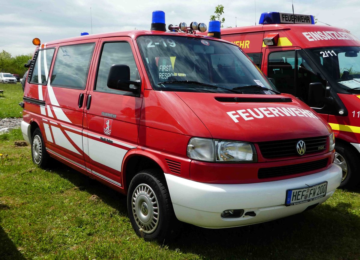 =VW T5 der Feuerwehr von BEBRA, gesehen auf dem Parkplatz der RettMobil 2017 in Fulda - Mai 2017