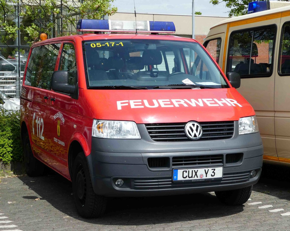 =VW T5 der Feuerwehr CUXHAVEN steht auf dem Parkplatz der RettMobil 2017 in Fulda, Mai 2017