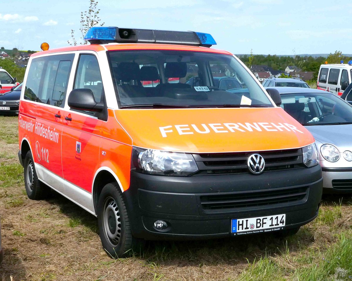 =VW T5 der Feuerwehr HILDESHEIM gesehen bei der RettMobil 2017 in Fulda - Mai 2017
