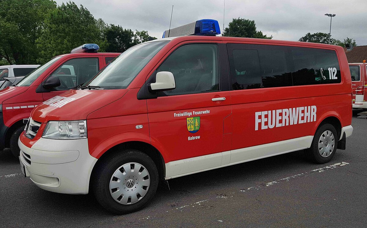 =VW T5 der Feuerwehr KOBROW steht anl. vom Internationalen Jugendfeuerwehr-Wettbewerb 2022 in 36100 Petersberg, Mai 2022