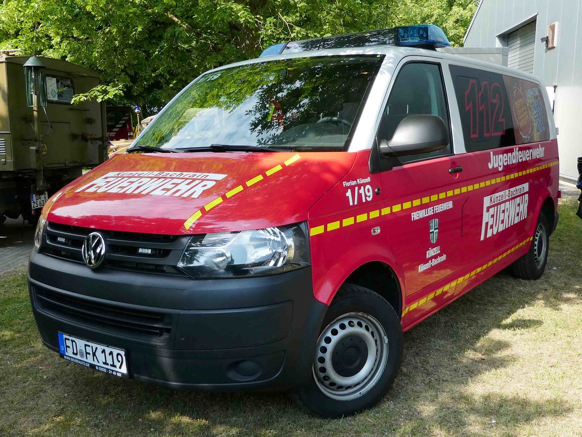 =VW T5 der Feuerwehr Künzell-Bachrain gesehen beim  Roten Sommer  2018 in Fulda. Die zweitägige Veranstaltung  Roter Sommer  erinnert an die Bedeutung der vielen Hilfsorganisationen. Mai 2018