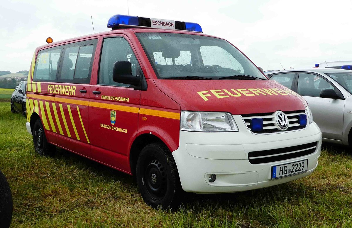 =VW T5 der Feuerwehr USINGEN ESCHBACH, fotografiert bei der RettMobil 2017 in Fulda - Mai 2017