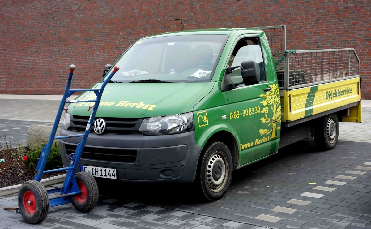 VW T5 der Firma  HERBST , gesehen in Biebergemünd im Dezember 2015