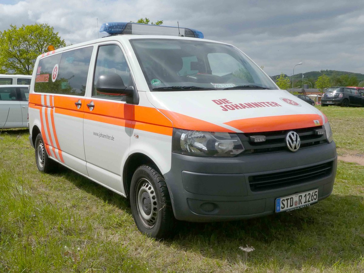 =VW T5 der JOHANNITER, steht auf dem Parkplatz der Rettmobil 2019 in Fulda, 05-2019