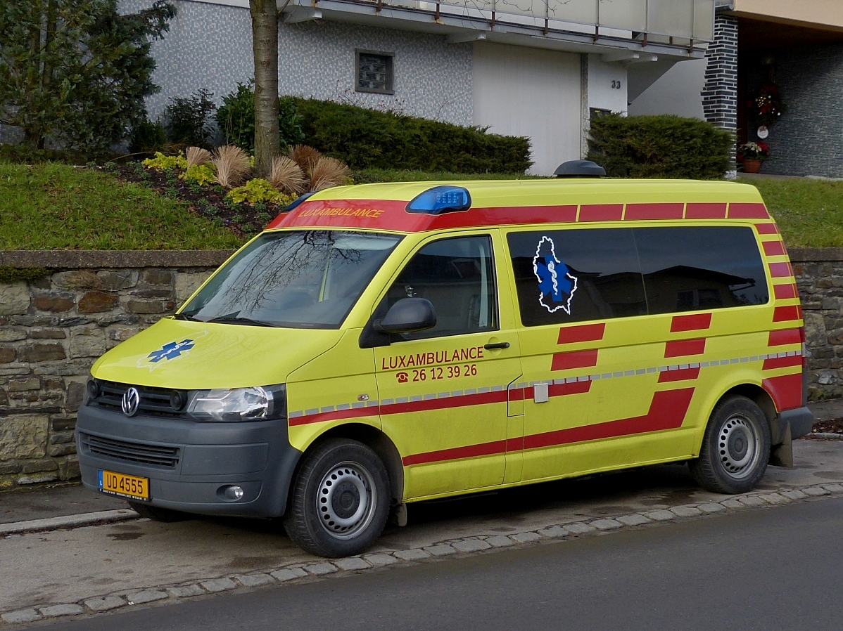 VW T5 Krankenwagen, abgestellt am Straßenrand.  20.12.2013 