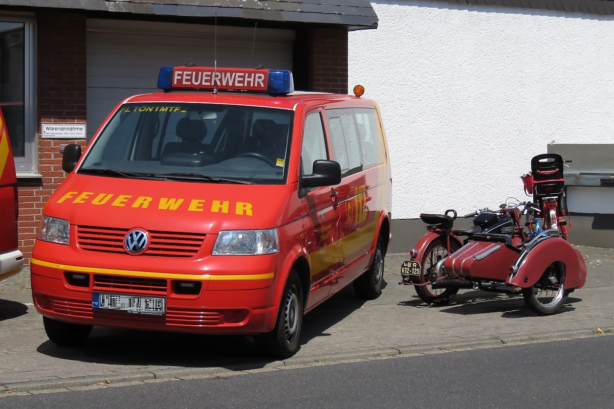 VW T5 Mannschaftstransportwagen der Freiwilligen Feuerwehr St. Tönis und Triumph Motorrad mit Beiwagen beim Feuerwehrfest am 14.7.18
