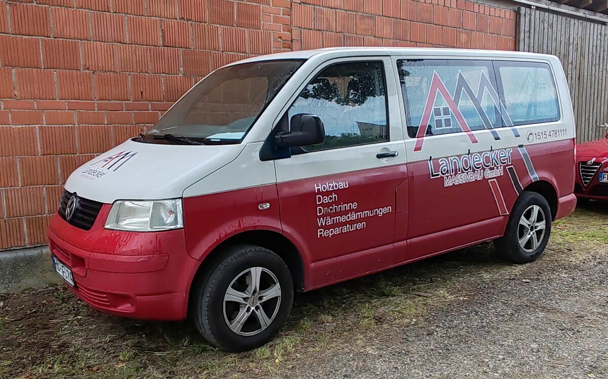 =VW T5 von Massivbau LANDECKER, gesehen beim Ortsjubiläum  1000 Jahre Eiterfeld-Ufhausen  im Juni 2025