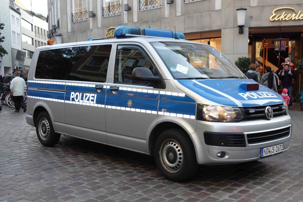 VW T5 der Polizei NRW eingesetzt bei einer Demo in Münster, Oktober 2015