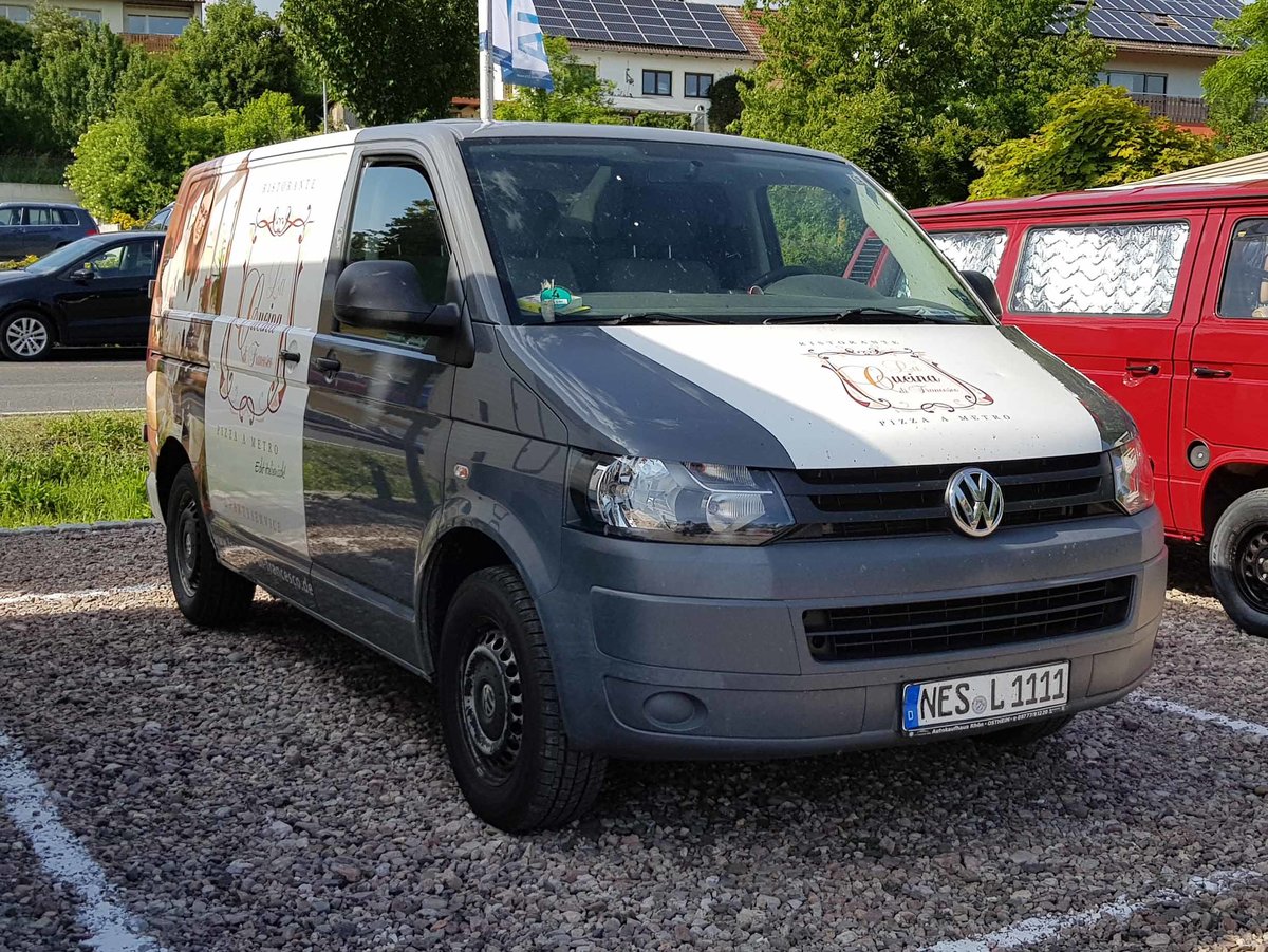 =VW T5 steht beim Bullitreffen in Ostheim/Rhön im Juni 2019