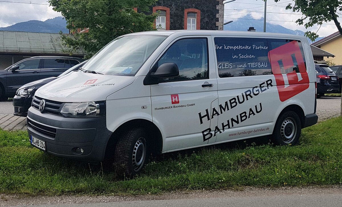 =VW T5 TDI vom HAMBURGER BAHNBAU, gesehen an der Bahnstrecke Salzburg - München im Juli 2022