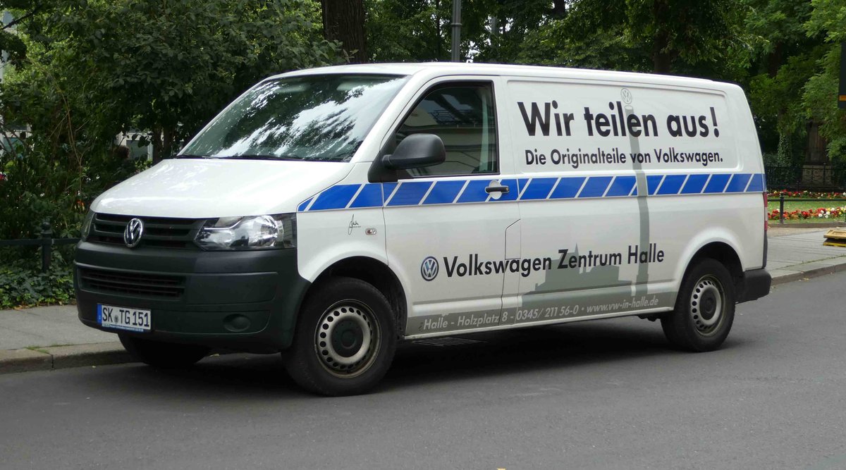 =VW T5 vom  Volkswagen-Zentrum Halle  steht im Juli 2016 in Leipzig