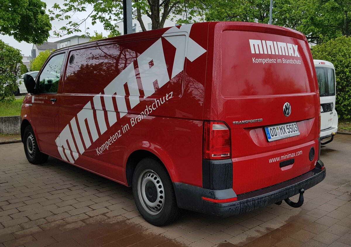 =VW T6 des Brandschutzunternehmens MINIMAX steht im Mai 2021 in Bruchsal