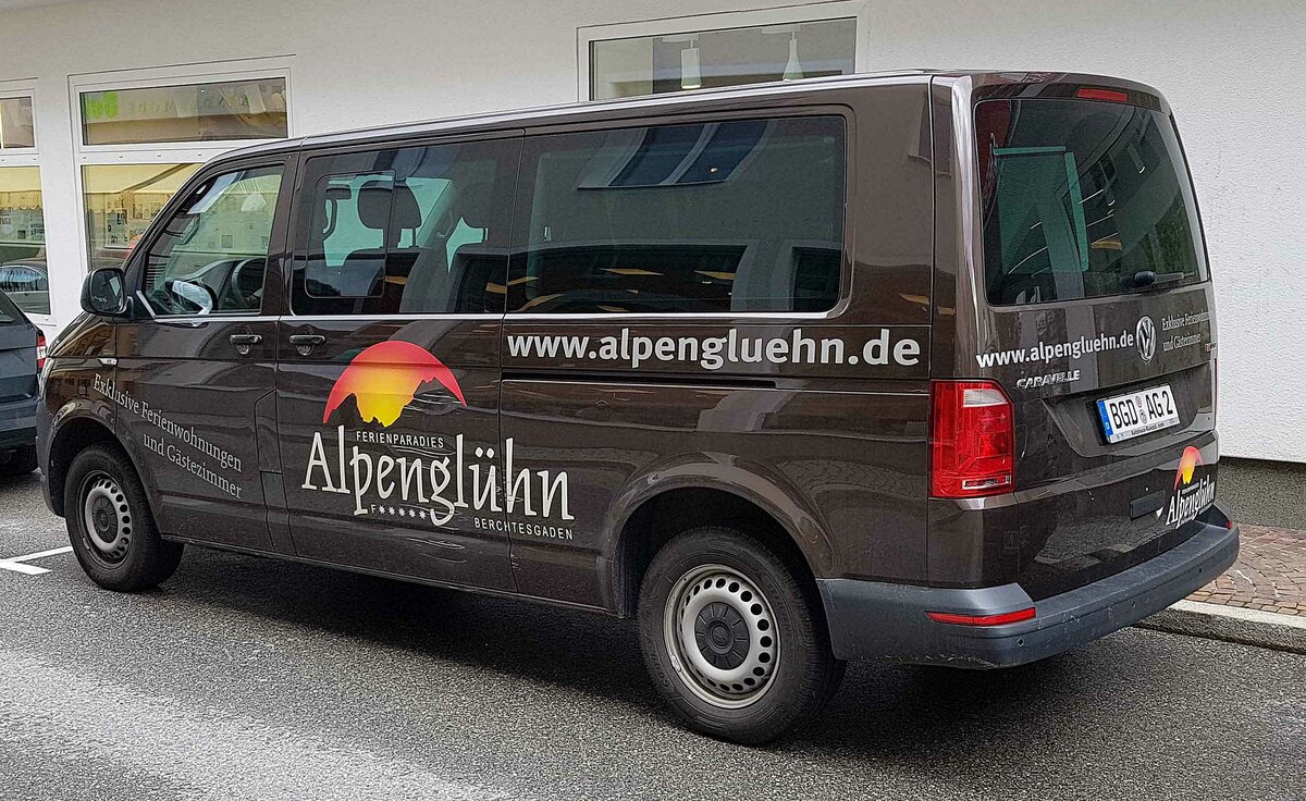 =VW T6 vom Ferienparadies ALPENGLÜHN steht im September 2022 in Berchtesgaden