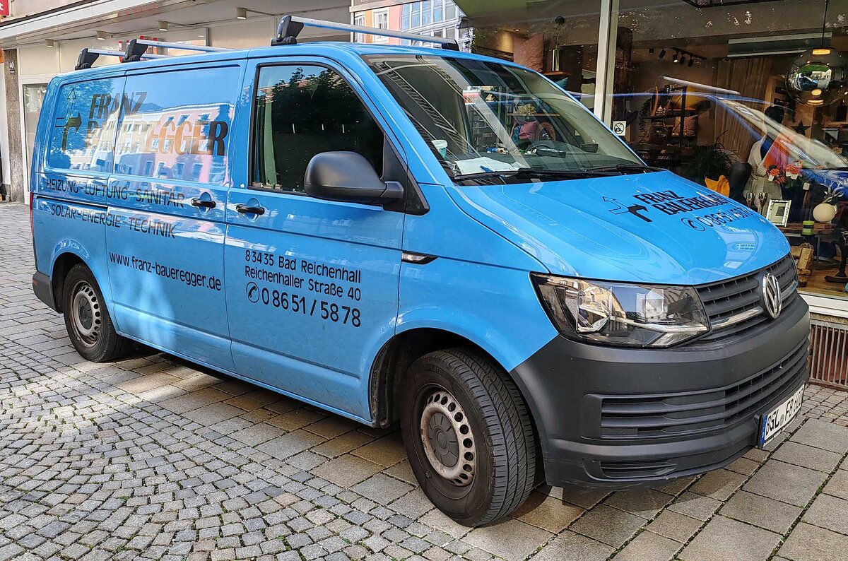 =VW T6 der Firma BAUEREGGER, gesehen in Bad Reichenhall, 08-2026