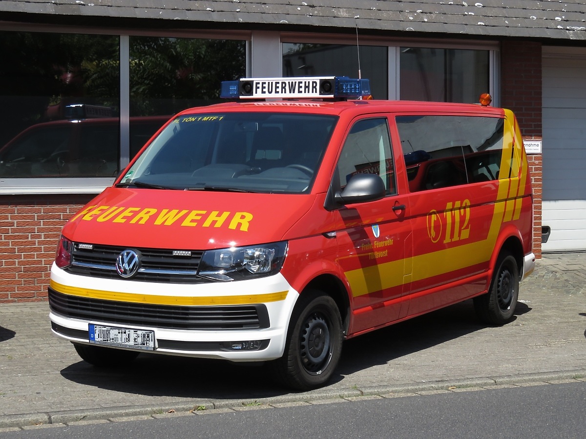 VW T6 Mannschaftstransportwagen der Freiwilligen Feuerwehr St. Tönis beim Feuerwehrfest am 14.7.18