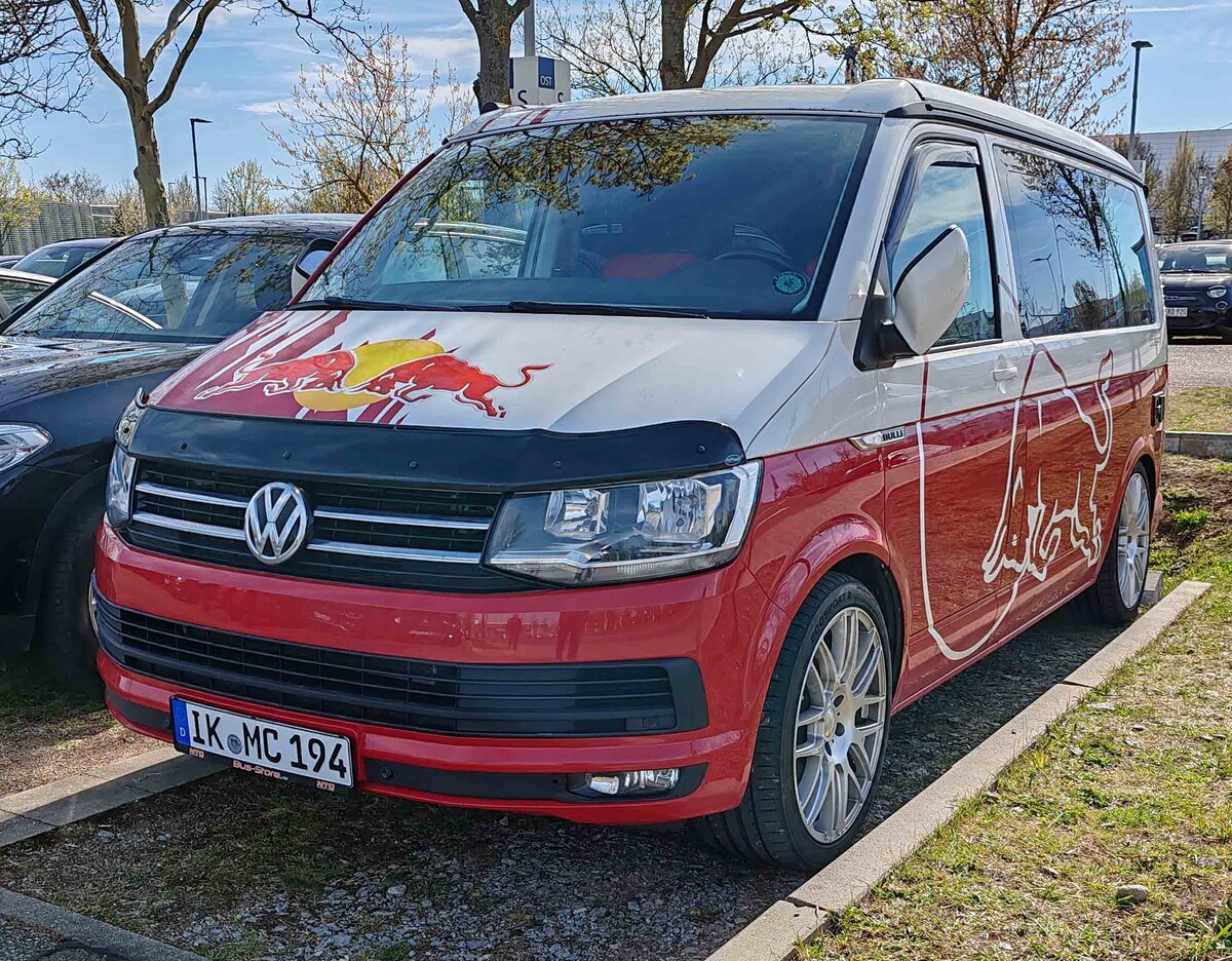 =VW T6 mit Bullenwerbung steht im April 2026 in Erfurt