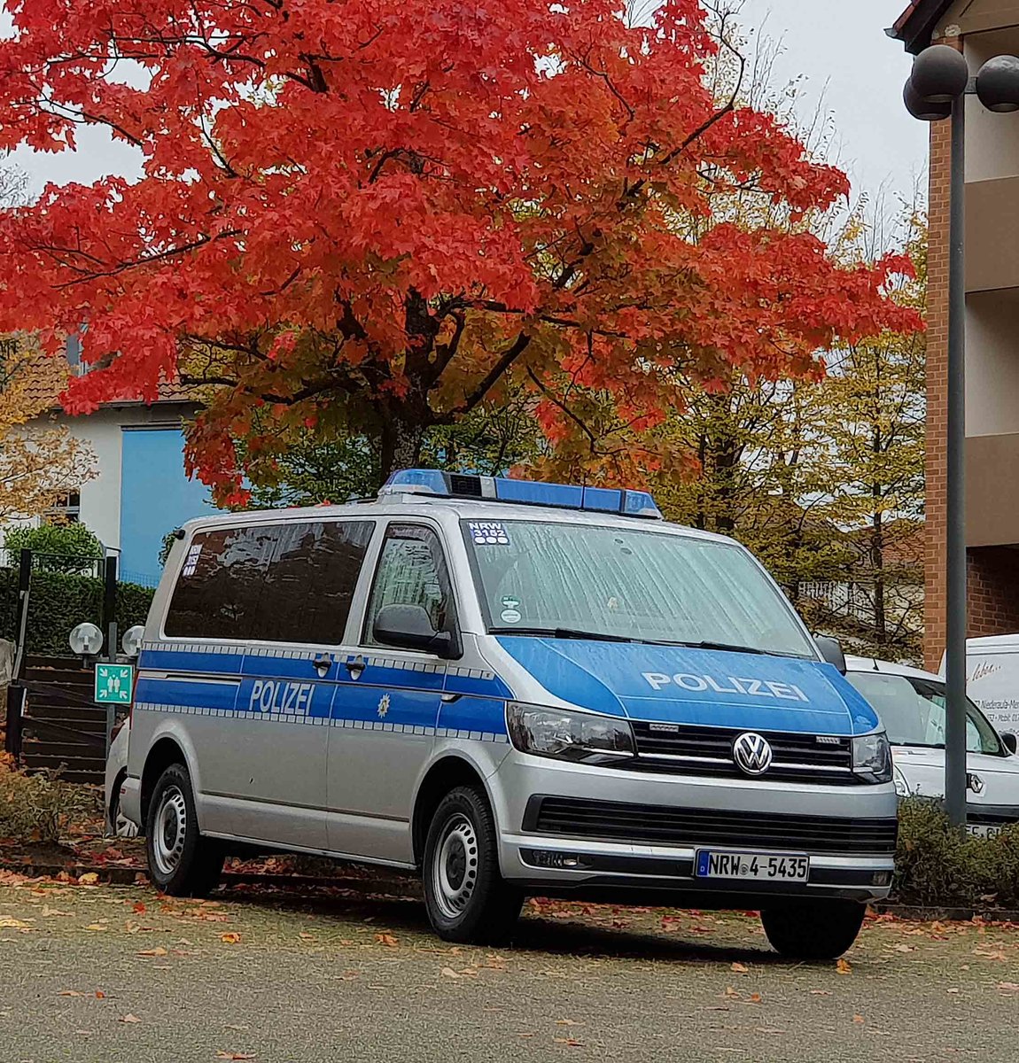 =VW T6 der Polizei von NRW steht im September 2020 in Bad Hersfeld