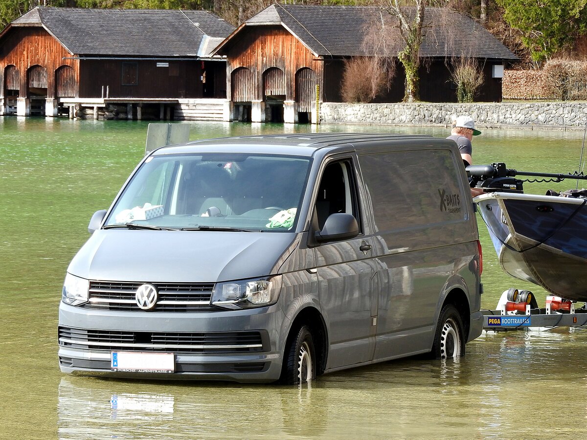 VW-T6 wagt sich in den Abersee, um das mitgeführte Motorboot  einzubooten ; 230317