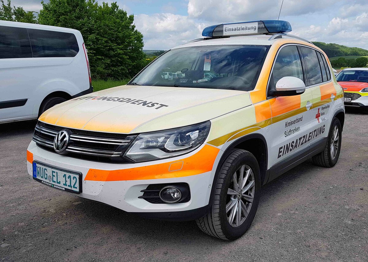 =VW Tiguan als Einsatzleitungsfahrzeug des BRK KV SÜDFRANKEN abgestellt auf dem Parkplatzgelände der RettMobil 2022 in Fulda, 05-2022