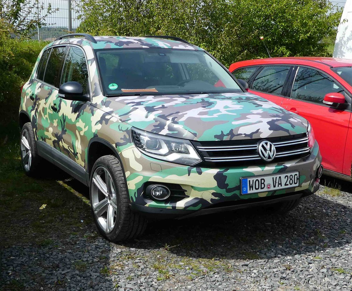 =VW Tiguan in ausgefallener Farbgebung, gesehen auf dem Parkplatz der RettMobil Fulda, Mai 2017
