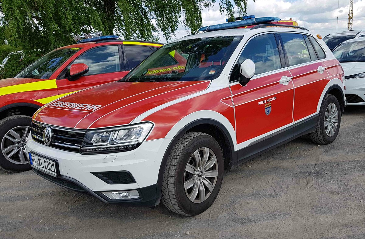 =VW Tiguan der Feuerwehr vom Landkreis HÖXTER, gesehen auf dem Parkplatzgelände der RettMobil 2022 in Fulda, 05-2022