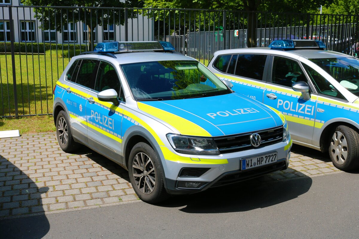 VW Tiguan FustW am 11.06.22 in Wiesbaden beim der offenen Tür der Polizei