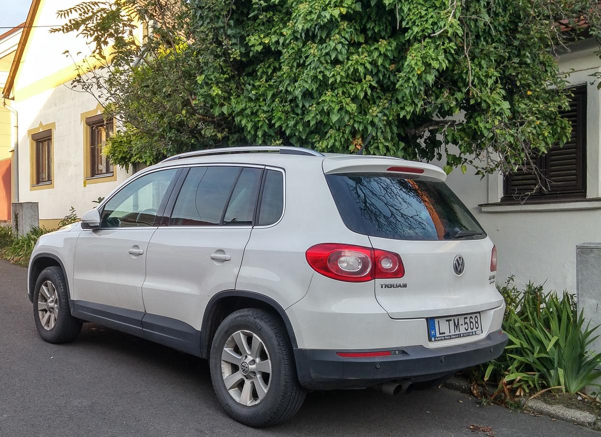 VW Tiguan I (Rückansicht) fotografiert in Pécs (Ungarn), September, 2019.