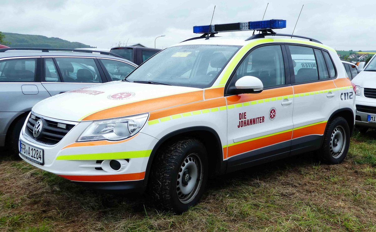 =VW Tiguan der JOHANNITER, gesehen auf dem Parkplatz bei der RettMobil 2017 in Fulda - Mai 2017