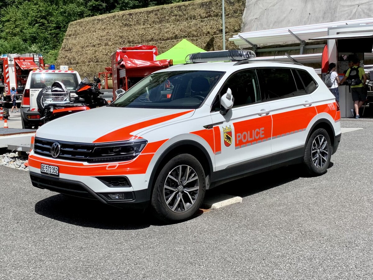 VW Tiguan der Kantonspolizei Bern am 18.6.22 bei der Tag der offenen Türen der Air Glaciers in Lauterbrunnen.