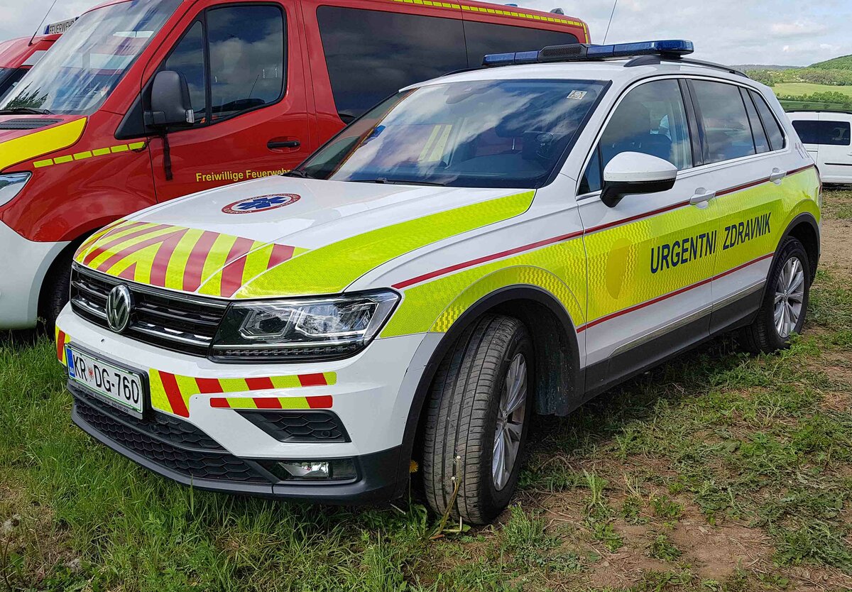 =VW Tiguan von URGENTNI ZDRAVNIK, einem medizinischen Dienstleister aus Slowenien, abgestellt auf dem Parkplatz der RettMobil 2022 in Fulda, 05-2022