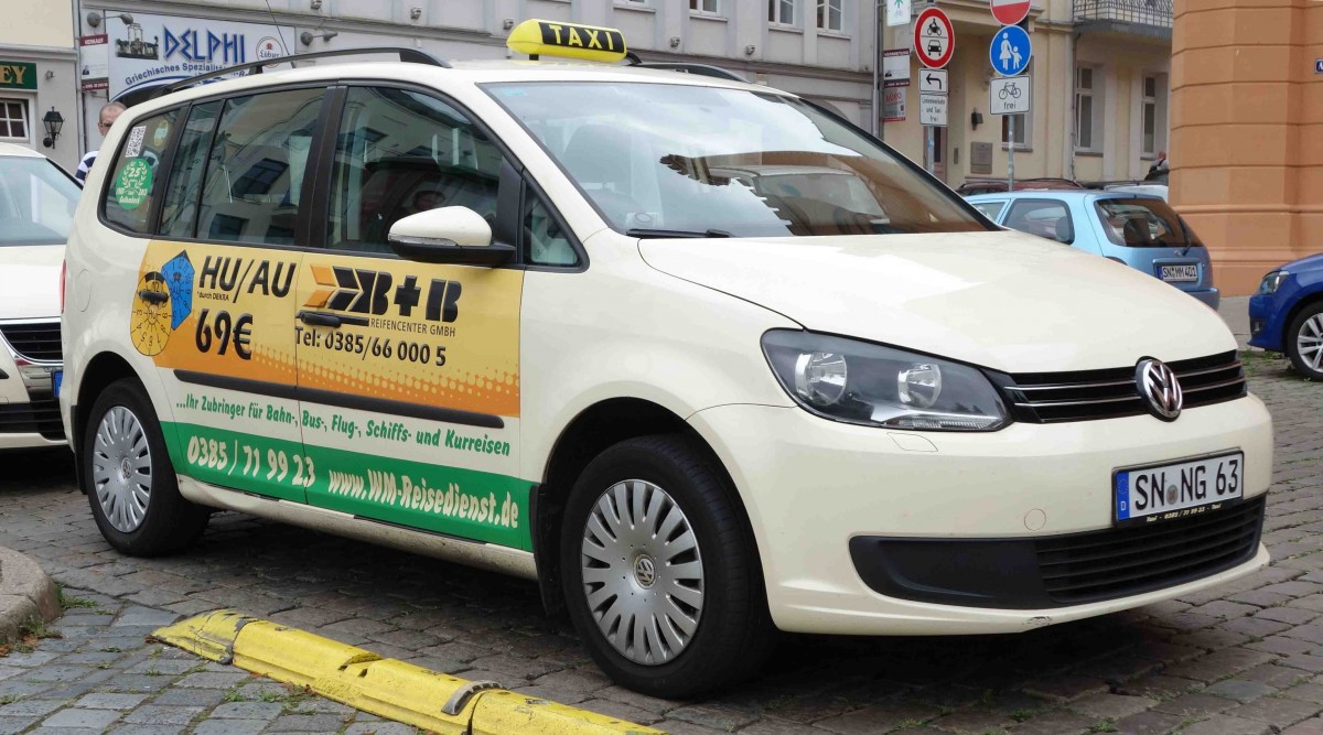 VW Touran als Taxi, gesehen in Schwerin im August 2014