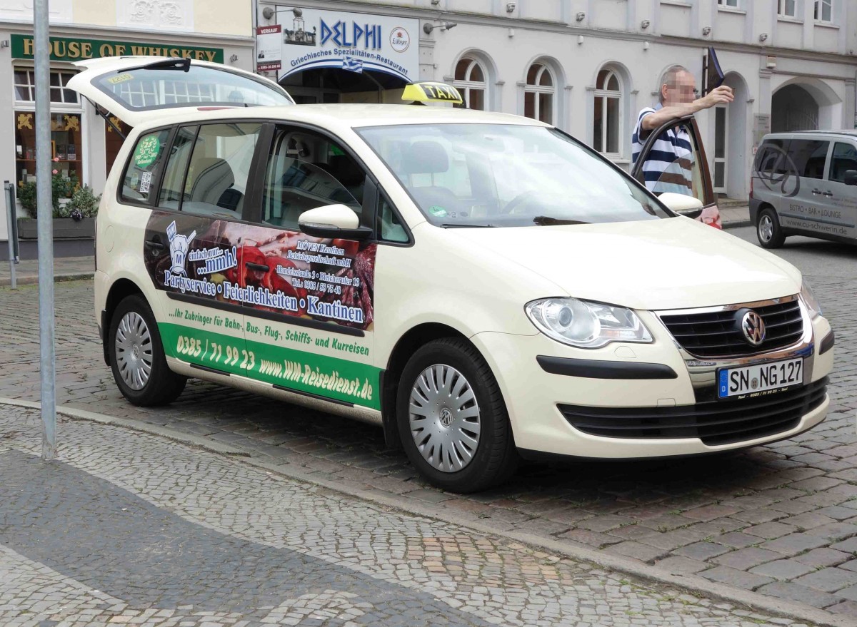 VW Touran als Taxi, gesehen in Schwerin im August 2014