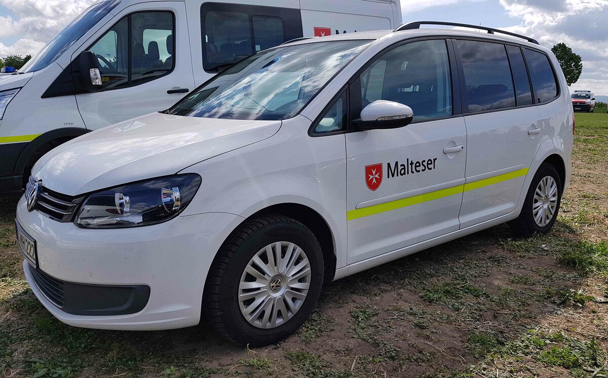 =VW Touran der MALTESER steht auf dem Parkplatz der RettMobil im Mai 2022