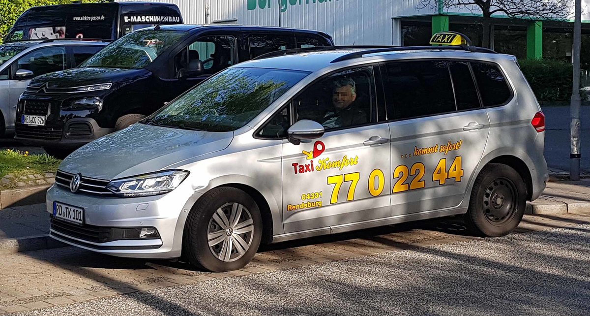 =VW Touran steht als Taxi am Bahnhof von Rendsburg im Mai 2019