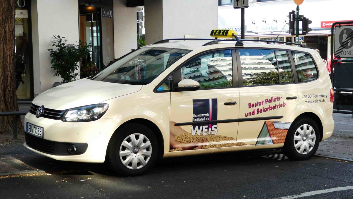 =VW Touran-Taxi als Werbeträger für die Heizungsbaufirma  WEIS  steht im September 2016 in Fulda