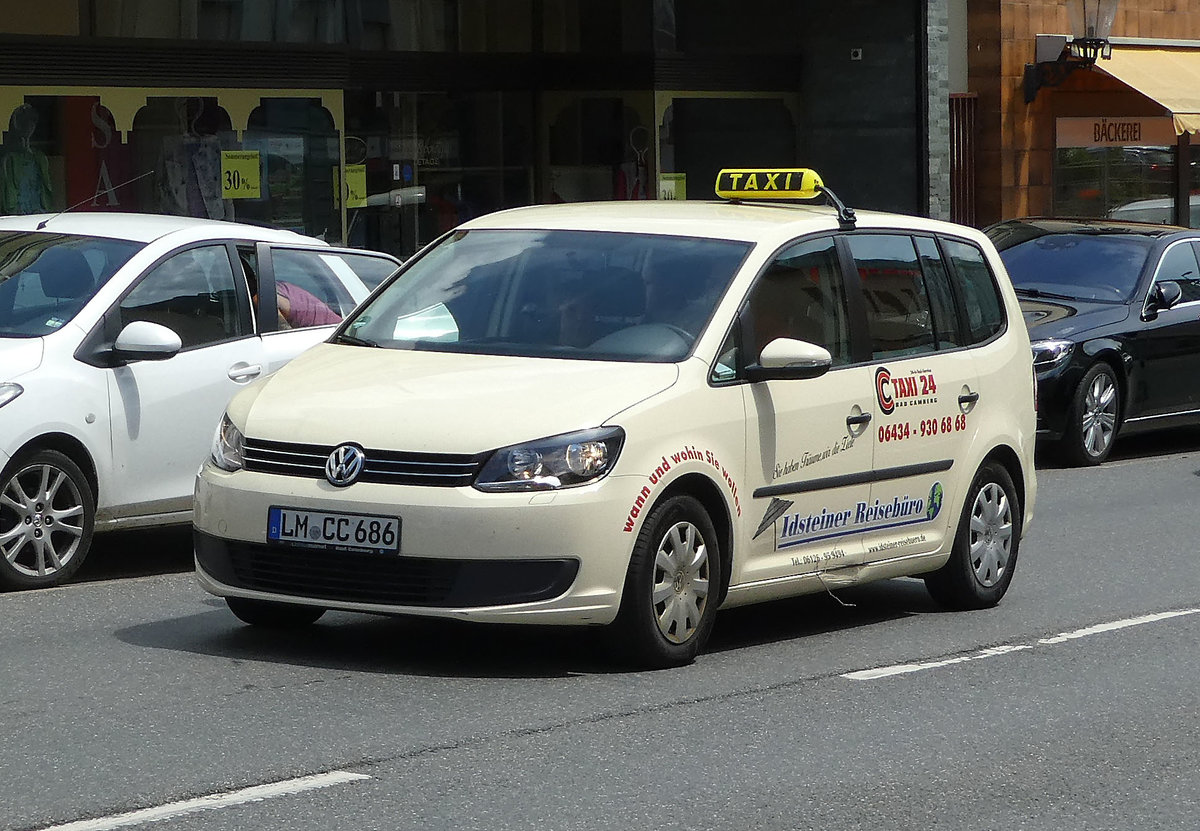 =VW Touran-Taxi unterwegs in Bad Camberg im Juni 2019