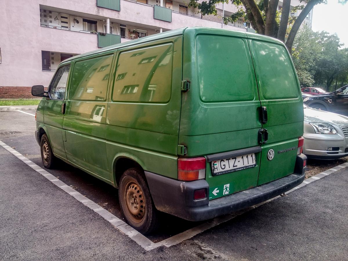 VW Transporter T4, ex-Lieferwagen der ungarischen Post. Foto: August, 2019 in Pécs (Ungarn).