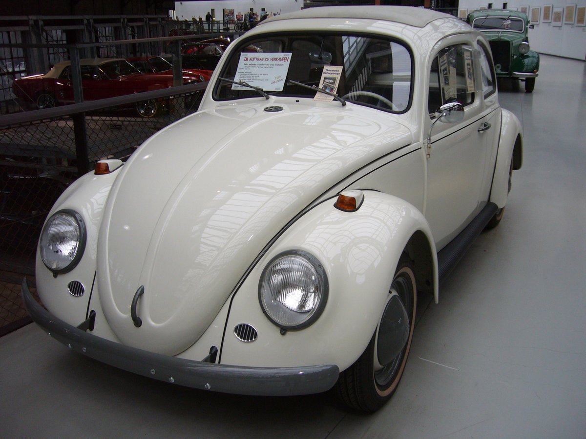 VW Typ 1 als Standard-Modell. Dieser Standard-Käfer aus dem Jahr 1964 ist mit einem originalen Faltschiebedach ausgerüstet. Der im Heck verbaute, gebläsegekühlte Vierzylinderboxermotor hat einen Hubraum von 1192 cm³ und leistet 30 PS. Die Höchstgeschwindigkeit für dieses Modell gaben die Wolfsburger mit 112 km/h an. Herbstfest an der Düsseldorfer Classic Remise am 05.10.2019.