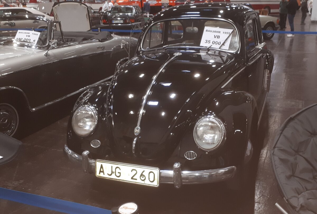 VW Typ 1 aus dem Jahr 1955. Im Jahr 1938 schrieb die New York Times von Tausenden und abertausenden glänzenden kleinen Käfern, die bald die deutschen Autobahnen bevölkern werden. In diesem Zusammenhang wurde der Begriff  Käfer  bzw.  Beetle  für den Typ 1 zum ersten mal verwendet. Die Geschichte dieses Modelles ist hinlänglich bekannt. Der gezeigte  Käfer  im Farbton ebenholzschwarz wurde ursprünglich nach Schweden ausgeliefert. Der im Heck verbaute, Gebläse-gekühlte, Vierzylinderboxermotor hat einen Hubraum von 1192 cm³ und leistet 30 PS. Retro Classics in Essen am 09.04.2026.