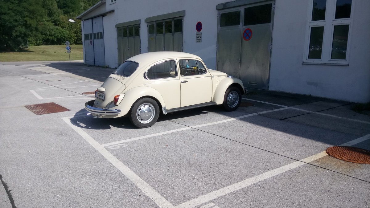 VW Typ 1 des Modelljahres 1971. Diesen, im Farbton kansasbeige lackierten  Käfer  konnte ich am 31.08.2017 am Flughafen Klagenfurt ablichten.