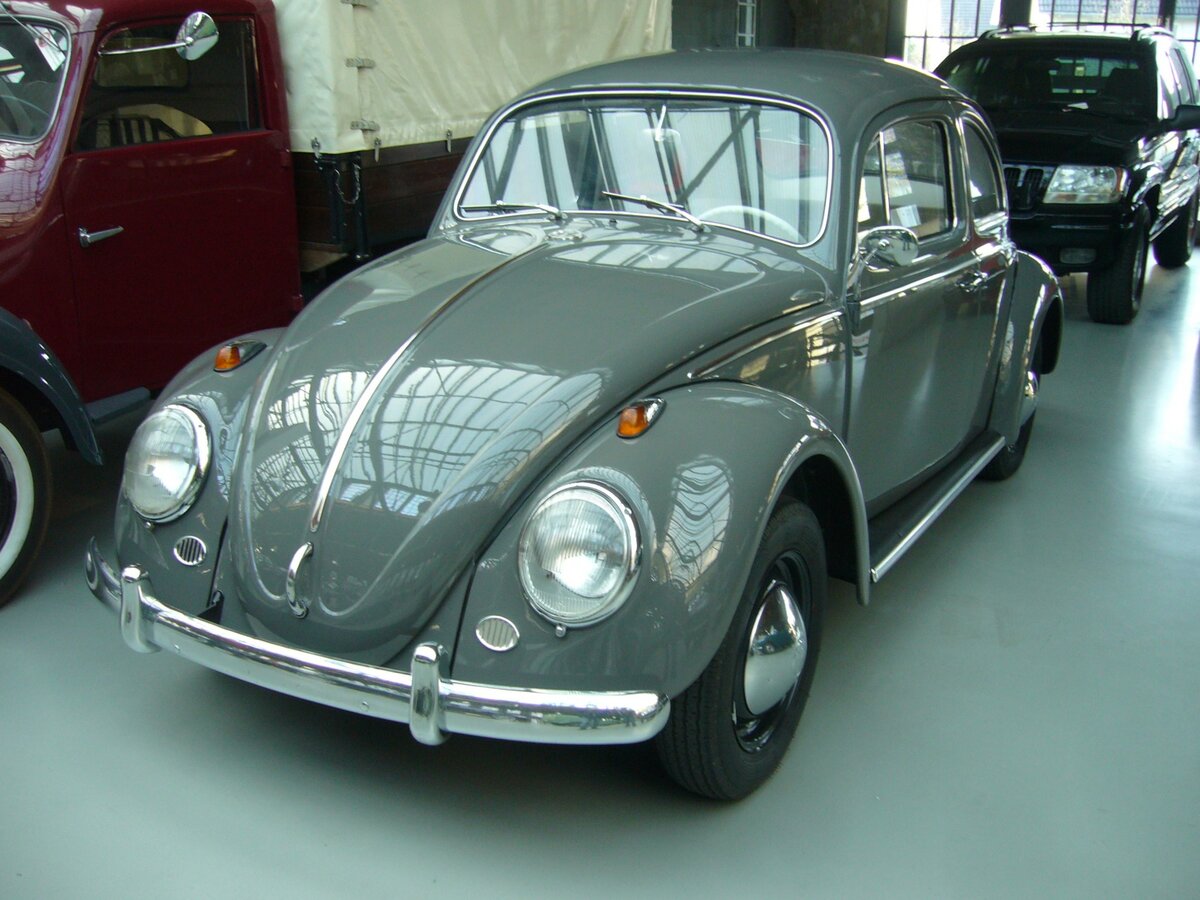 VW Typ 1 des Modelljahres 1964. Dieser, im Farbton jupitergrau lackierte,  Käfer  hat, einen im Heck verbauten und luftgekühlten Vierzylinderboxermotor, der aus einem Hubraum von 1192 cm³ 30 PS an die angetriebene Hinterachse weiter gibt. Classic Remise Düsseldorf am 30.11.2023.