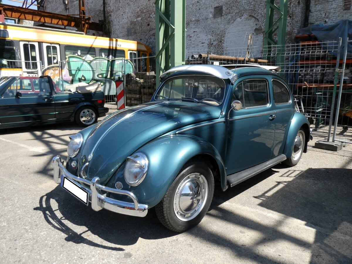 VW Typ 1 Export aus dem Jahr 1957. Dieser Käfer leistet, aus seinem im Heck verbauten luftgekühlten Vierzylinderboxermotor mit einem Hubraum von 1192 cm³ 30 PS. Oldtimertreffen an der  Alten Dreherei  in Mülheim an der Ruhr am 19.06.2021 und 20.06.2021.
