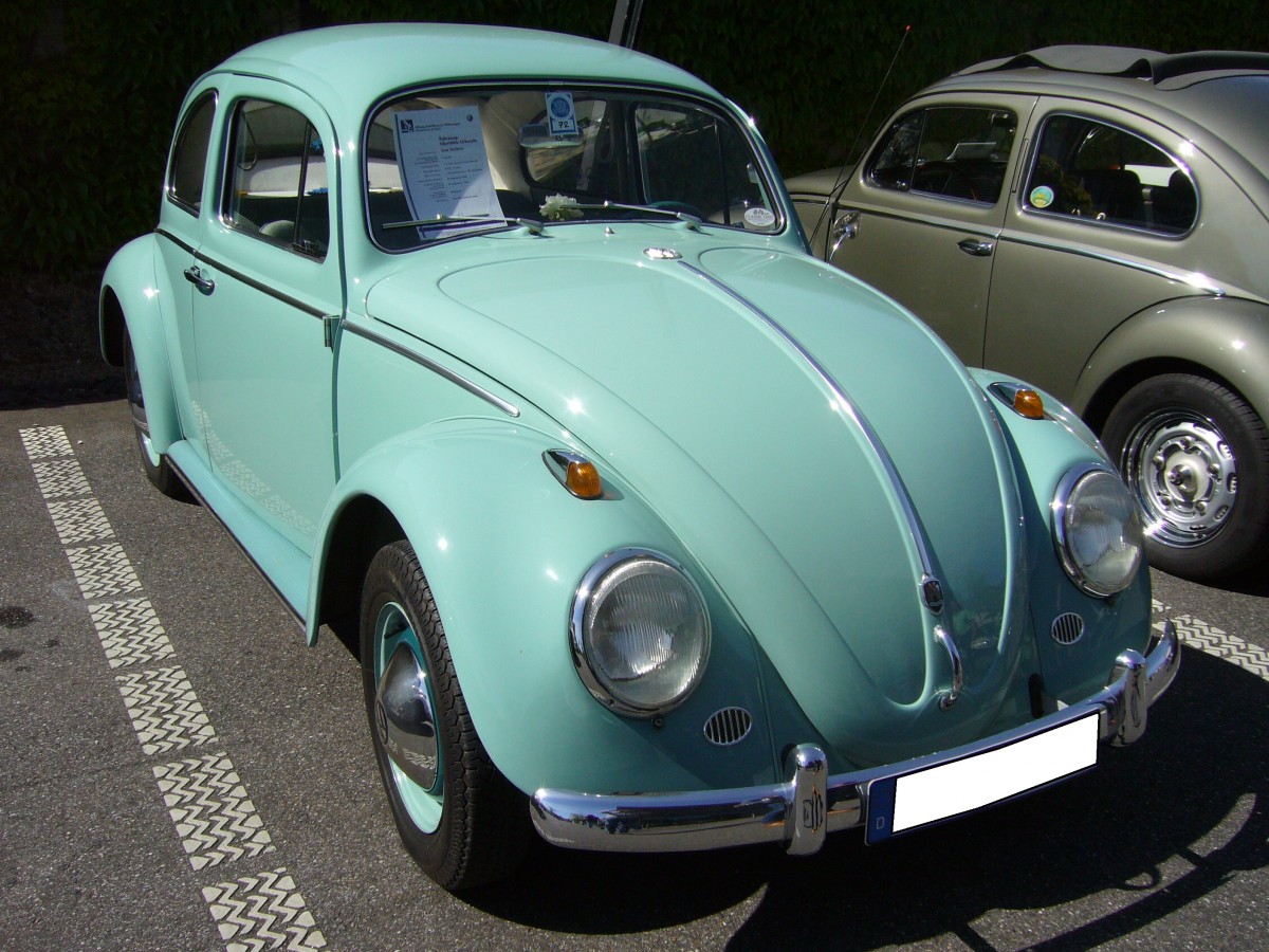 VW Typ 1 Export des Jahrganges 1960. Dieser im Farbcode L370 -golfblau- lackierte Käfer leistet aus seinem 4-Zylinderboxermotor mit einem Hubraum von 1191 cm³ 30 PS. VW-Treffen an der Düsseldorfer Classic Remise am 25.05.2014.