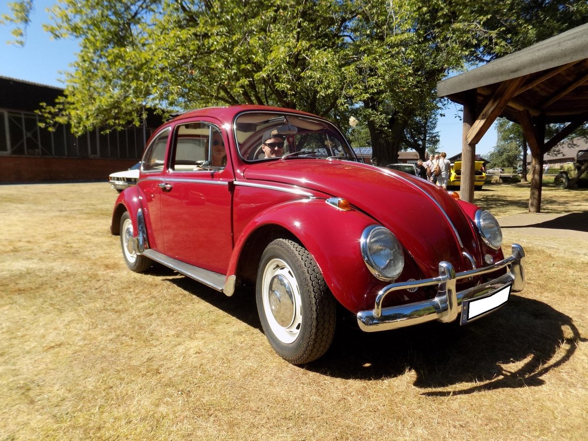 VW Typ 1  Käfer  aus dem Jahr 1964 im Farbton rubinrot. Oldtimertreffen des Oldtimerclubs Schermbeck in Lühlerheim im Spätsommer 2018.