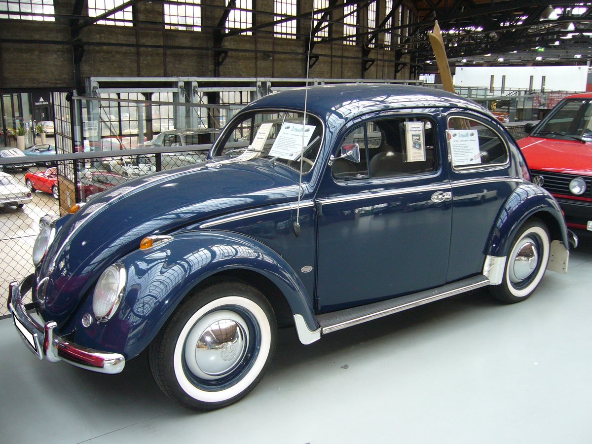 VW Typ 1  Käfer  des Modelljahres 1955. Dieser schicke Käfer ist im Farbton L37 = Mittelblau lackiert. Der 4-Zylindeboxermotor hat einen Hubraum von 1192 cm³ und leistet 30 PS. Classic Remise Düsseldorf am 22.06.2017.