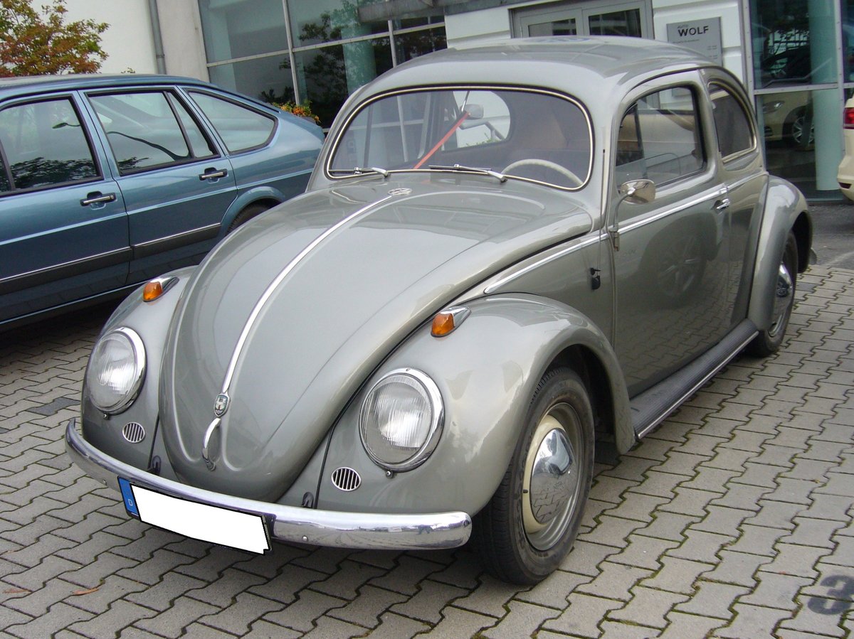 VW Typ 1  Käfer  des Modelljahres 1955. Dieser schicke Käfer ist im Farbton graumetallic lackiert. Der gebläsegekühlte Vierzylindeboxermotor hat einen Hubraum von 1192 cm³ und leistet 30 PS. 6. Saarner Oldtimer Cup am 08.09.2019 in Mülheim an der Ruhr.