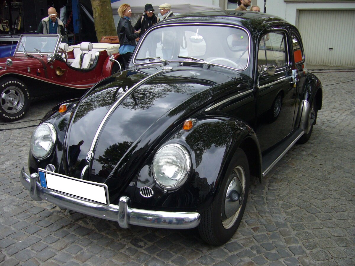 VW Typ 1  Käfer  des Modelljahres 1962. Der abgelichtete Käfer ist ein Standardmodell. Der im Heck verbaute, luftgekühlte Vierzylinderboxermotor hat einen Hubraum von 1192 cm³ und leistet 30 PS. Oldtimertreffen des AMC Essen-Kettwig am 01.05.2022.