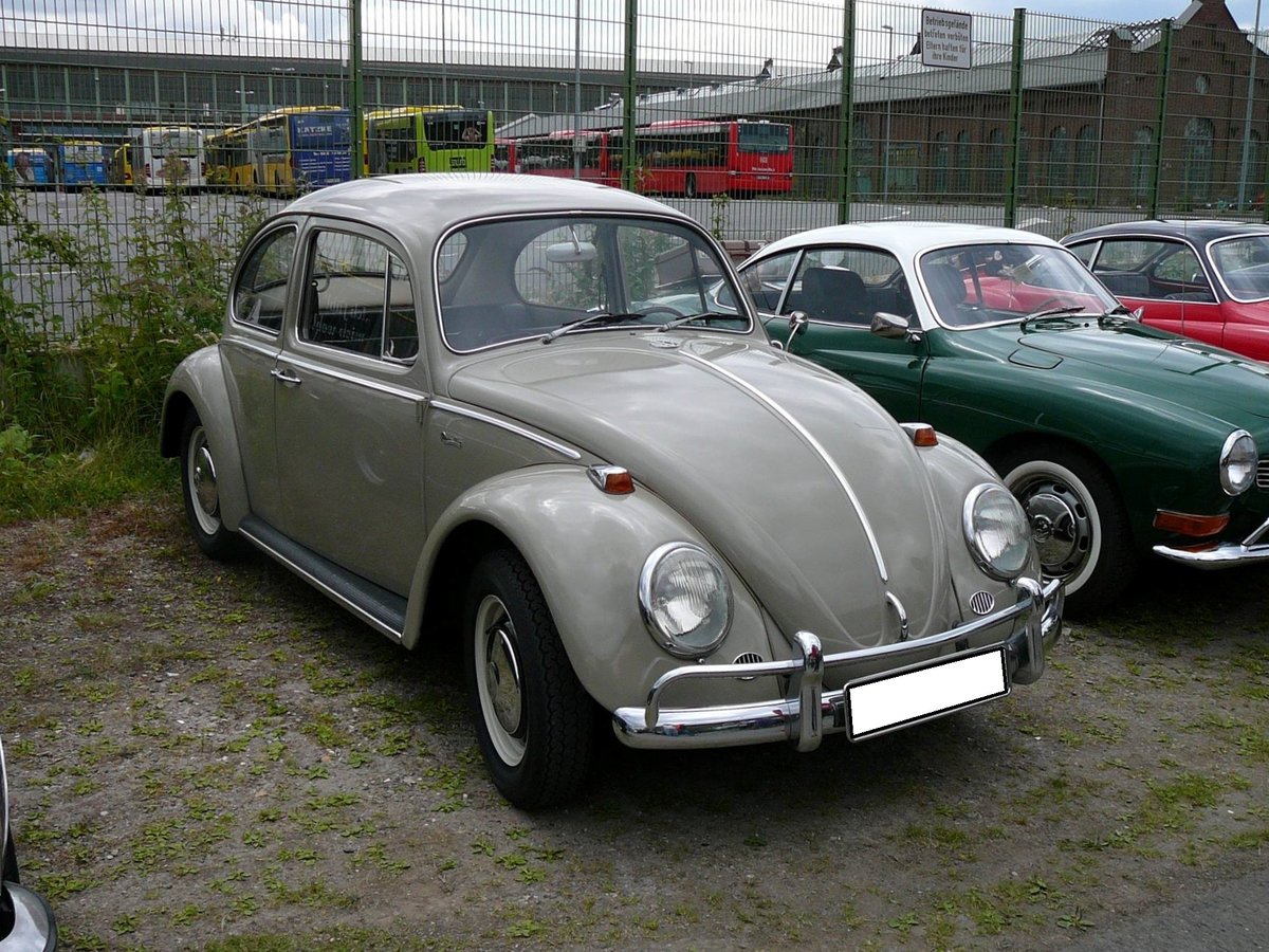 VW Typ 1  Käfer  Export des Modelljahres 1966. Der Wagen ist im Farbton beigegrau lackiert. Angetrieben wird das Auto vom, allseits bekannten, gebläsegekühlten Vierzylinderboxermotor mit einem Hubraum von 1285 cm³ und einer Leistung von 40 PS. Oldtimertreffen an der  Alten Dreherei  in Mülheim an der Ruhr im Juni 2015.